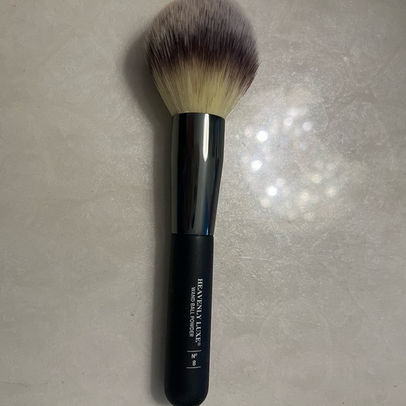 It Cosmetics Heavenly Luxe Wand Ball Powder Face Brush #8 - Picture 2 of 3
